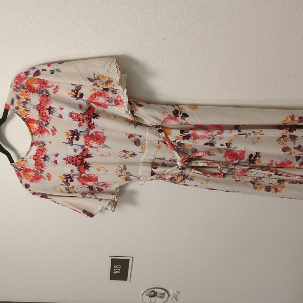 Aakaa Floral Wrap Dress – Boho-Inspired Elegance - Voluminous - Flowy - Delicate - Picture 11 of 12